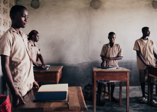 – Và a Siloe e lavati –